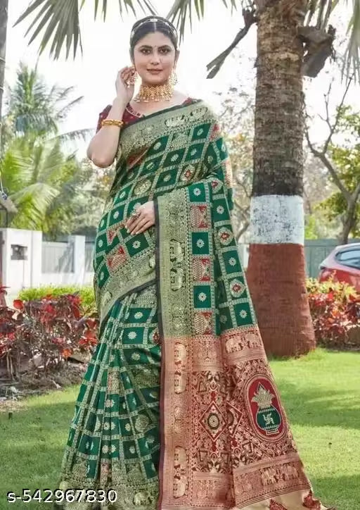 Emerald Green & Maroon Red Jacquard Silk Saree – Traditional Kalash & Elephant Motif Pallu Festive Saree with Blouse Piece