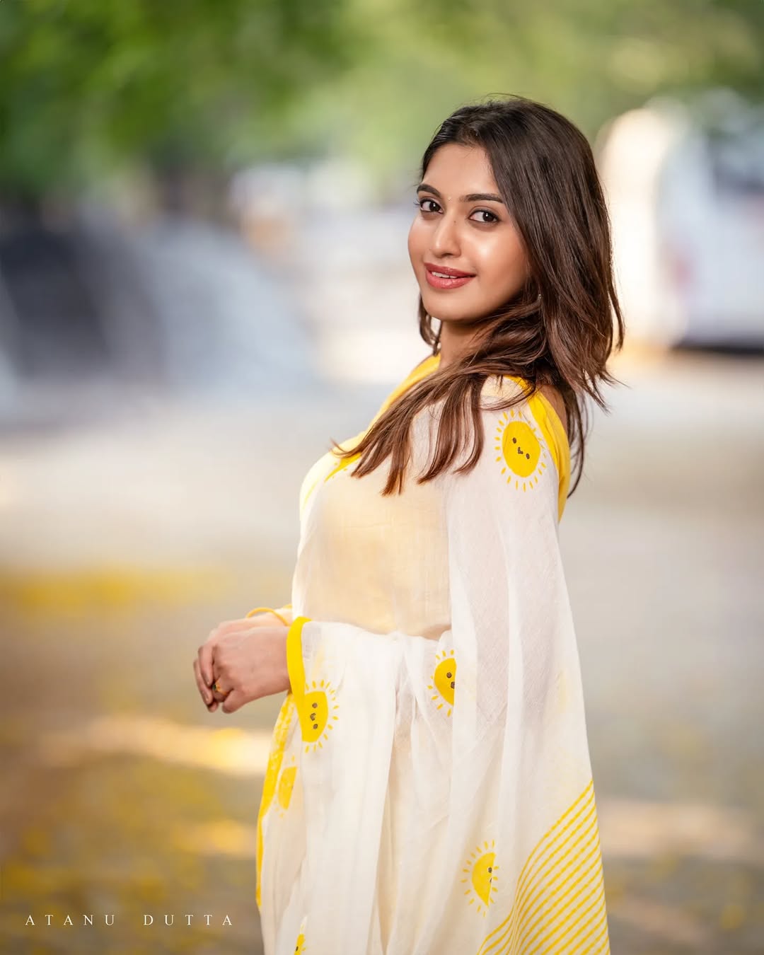 Women's Premium Linen Cotton Blend Saree | Traditional Handloom Look Printed Casual & Festive Sari with Unstitched Blouse Piece | Lightweight Summer & Daily Wear (Off-White & Bright Yellow)